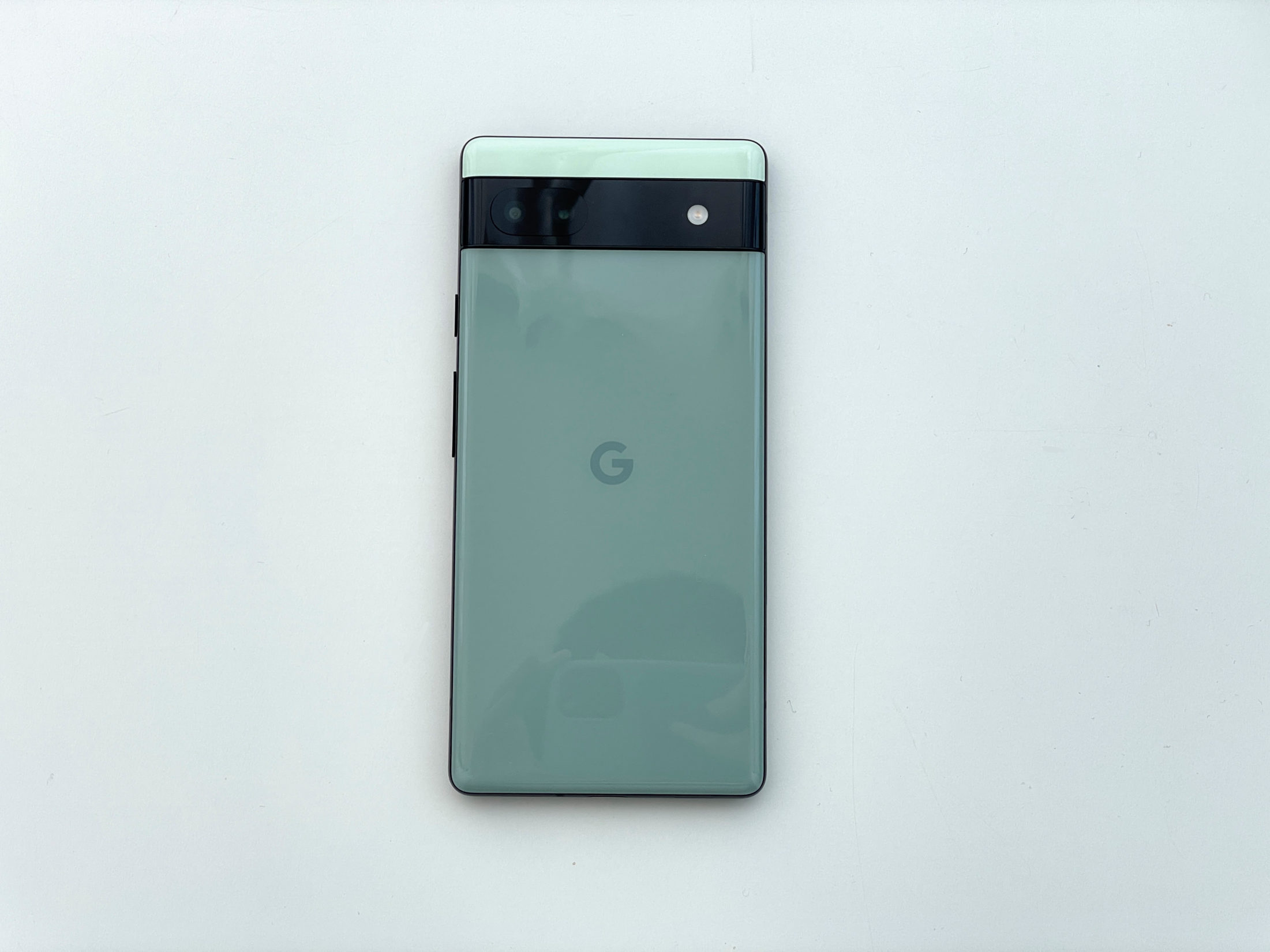 Google Pixel 6a外観レビュー:ちょうどいいサイズに良さげなデザイン 
